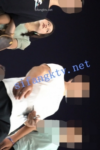 kc784（空城原创）美艳小姐姐和男友逛夜市，米白NN夹翅膀