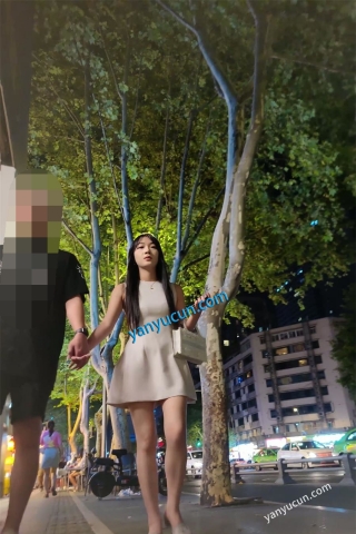 XM403白色连衣裙极品美女和男朋友逛街，白色屁股透明内