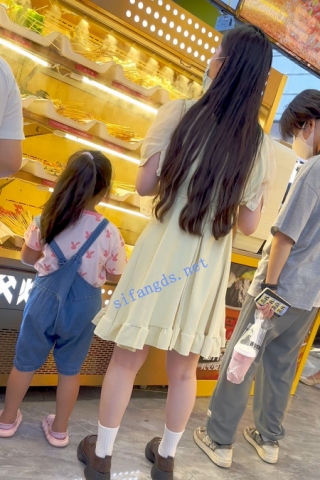 trump1229【KFC】长裙靓女和男友逛街吃饭·淡蓝色微透内内前后CD