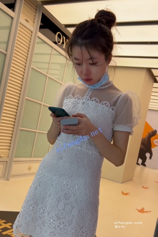 trump1282【KFC】长裙学生妹店门口玩手机·人流量很大直接两腿中间CD