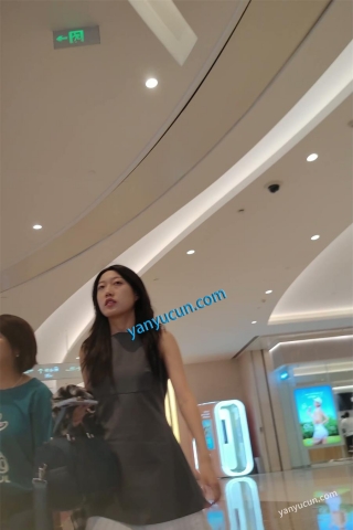 XM475灰色连衣裙小姐姐和妈妈逛街，黄色内内